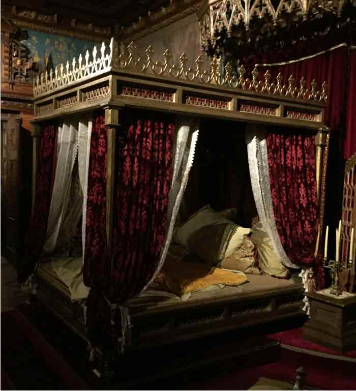 Fertige Seitenteile in historischem Bett montiert